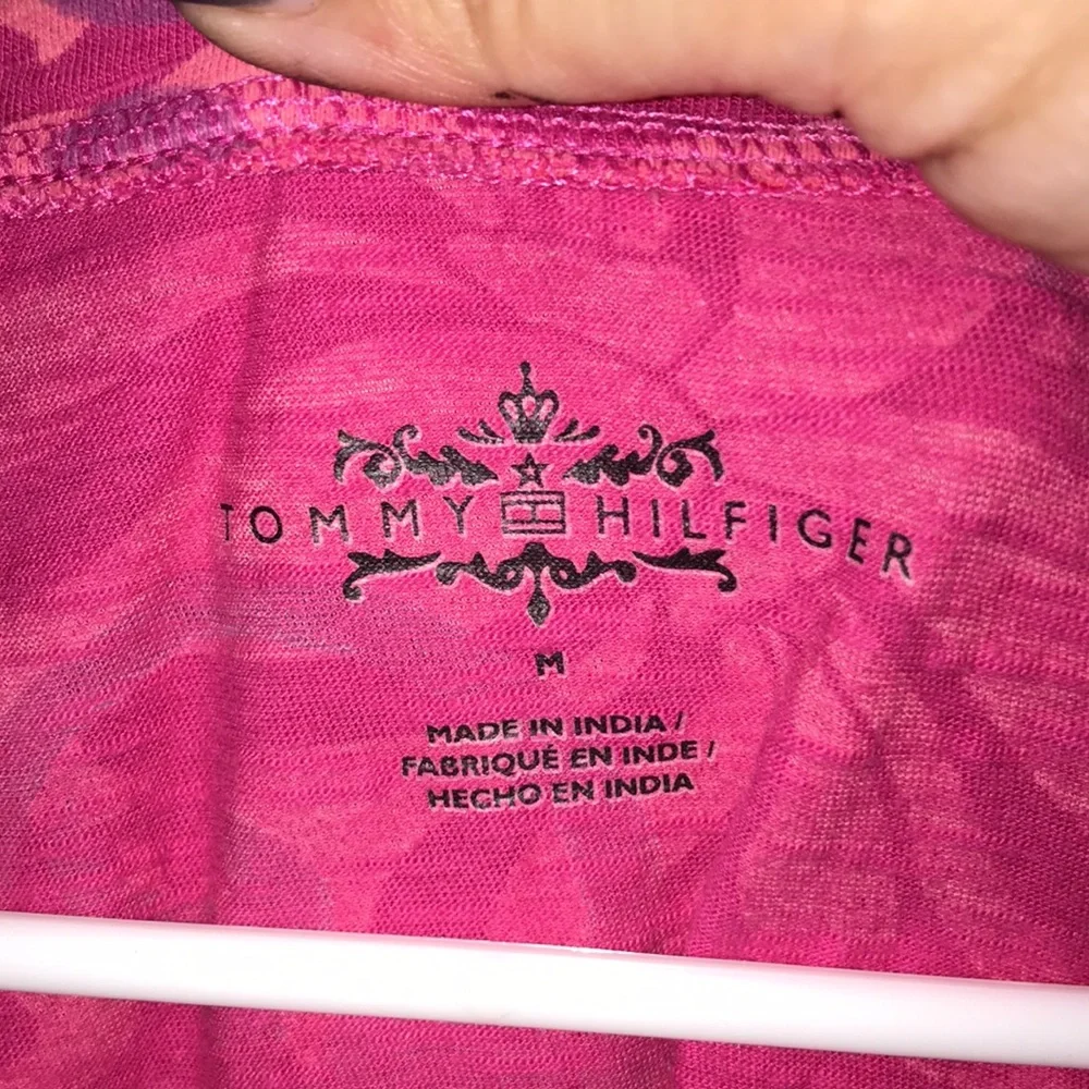 ✅Tommy Hilfiger V Neck Tee - Picture 4 of 7